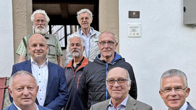 Einen Scheck über 5000 Euro überreichten Landrat Thomas Bold, Mitglied im Stiftungsrat der Sparkasse Bad Kissingen (l.), sowie Roland Friedrich, Vorstandsvorsitzender der Sparkassenstiftung Bad Kissingen (r.), an Martin Kuchler (Mitte). Mit auf de...