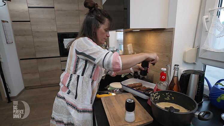 Hingebungsvoll w&uuml;rzt Carmen (44) ihr selbstgeschossenes Reh