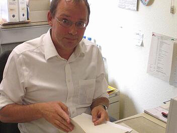 Abteilungsleiter Johann Obermeier ist  im Würzburger Rathaus für Ordnungsaufgaben zuständig,  von Weihnachtsmarkt und Kiliani-Volksfest über Demonstrationen bis zu jährlich  etwa  70 "Bestattungen von Amts wegen".  Foto: Barthel
