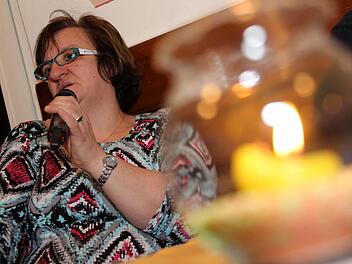 Manuela Hofius beklagt die Verkehrsbelastung in der Heugasse. Fotos: Matthias Hoch