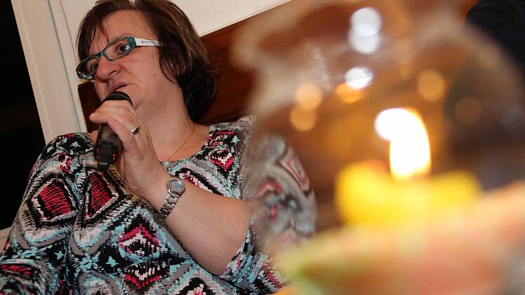 Manuela Hofius beklagt die Verkehrsbelastung in der Heugasse. Fotos: Matthias Hoch