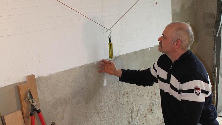 An der so genannten Tillerwand werden mit einer Zugwaage das Zuggewicht und die Form der Wurfarme überprüft.