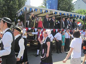 Auch die Ehrengäste sparten nicht mit Applaus für die Akteure und die Organisatoren des Festzugs. Fotos: Fototeam Festausschuss/Christina Lotter