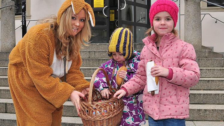 Osterhase "Hasimir" mit den Kindern
