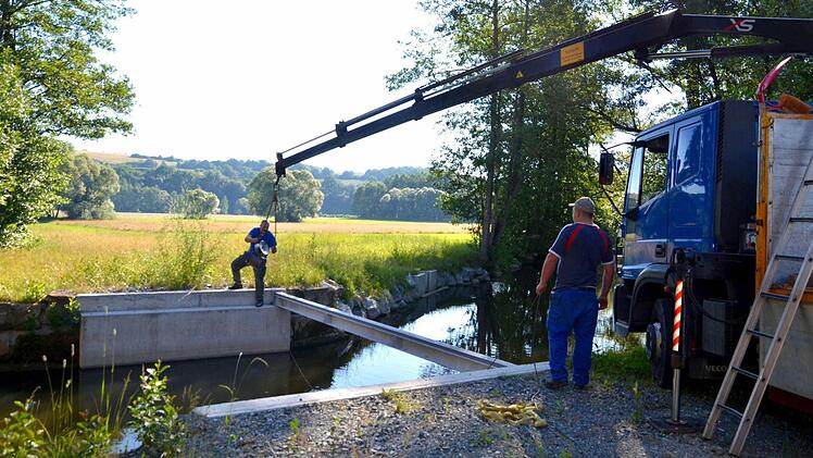 Stück für Stück wuchs in den vergangenen Tage die Brücke Richtung Feuln. Foto: Dieter Hübner