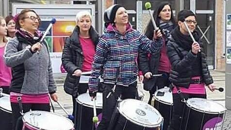 Die Gruppe "Aweng Samba" eröffnet den Flashmob.  Foto: Daniela Pondelicek