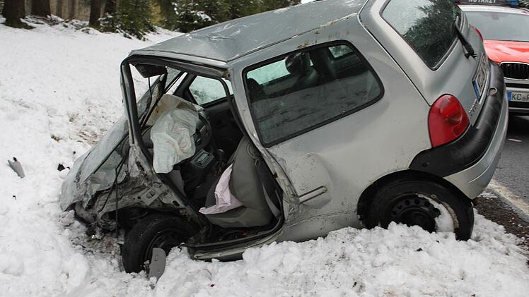 Die Fahrerin dieses Pkw wurde schwer verletzt neben ihrem Fahrzeug gefunden.  Foto: Veronika Schadeck
