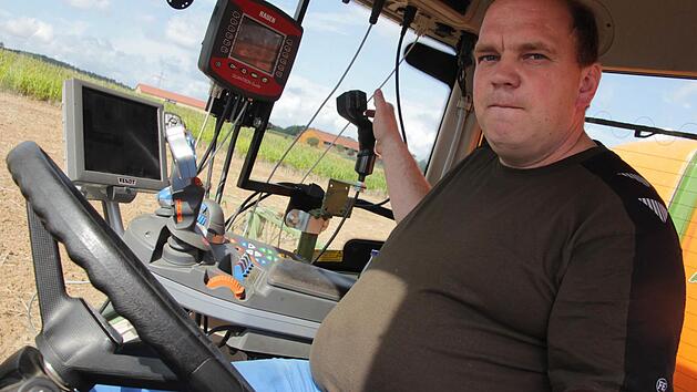 Hat alles fest im Griff ohne die Hände am Lenkrad zu haben: Georg Schauer aus dem Ebensfelder Gemeindeteil Neudorf. Foto: Maximilian Glas