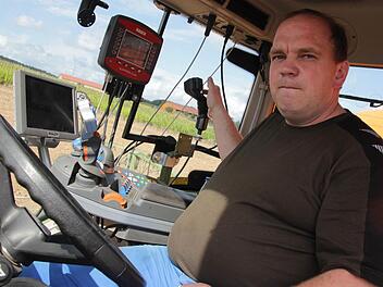 Hat alles fest im Griff ohne die H&auml;nde am Lenkrad zu haben: Georg Schauer aus dem Ebensfelder Gemeindeteil Neudorf. Foto: Maximilian Glas