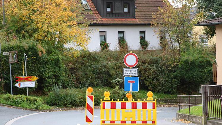 Die Zufahrt zur Mainbrücke ist gesperrt.