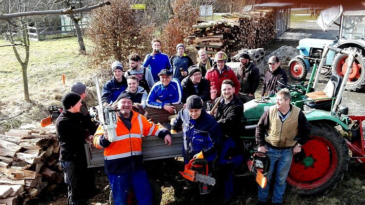 Die Stimmung beim Arbeitseinsatz war bestens: Zahlreiche Helfer waren beim Holz-Machen im Gemeindewald von Oberaurach dabei.Sabine Weinbeer