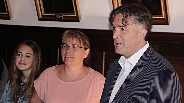 Bürgermeister Harald Pascher (rechts) begrüßte die Schülerinnen und Schüler aus Frankreich und vermittelte ihnen wissenswertes über Ebern. Foto: Helmut Will