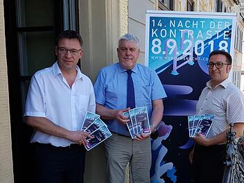 Matthias Müller, Leiter der Coburger Landesstiftung, OB Norbert Tessmer und Oli Schneider, Geschäftsführer der Agentur Streckenbach (von links) präsentieren das Programm zur 14. Nacht der Kontraste am 8. September.   Ulrike Nauer