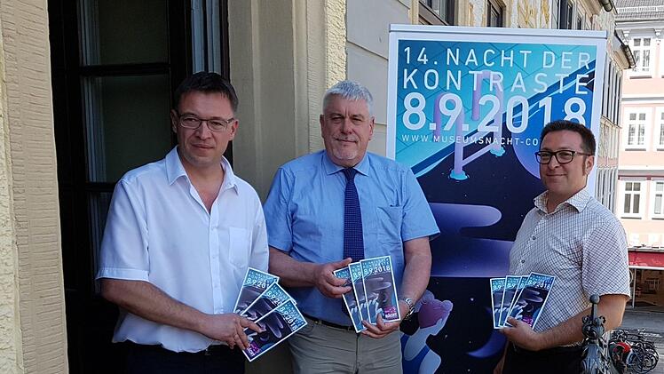 Matthias Müller, Leiter der Coburger Landesstiftung, OB Norbert Tessmer und Oli Schneider, Geschäftsführer der Agentur Streckenbach (von links) präsentieren das Programm zur 14. Nacht der Kontraste am 8. September.   Ulrike Nauer