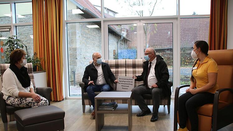 Dagmar Schirling, Michael Kastl, Martin Pfeuffer und Regina Volkmuth testeten in der vergangenen  Woche die neuen Möbel in der solitären Tagespflege. Finanziert wurden sie von der Juliusspitalstiftung. Das ist auf einem Schild vermerkt, das noch angebracht wird. Foto: Thomas Malz