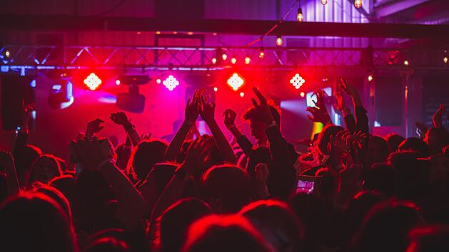 Menschen tanzen im Club