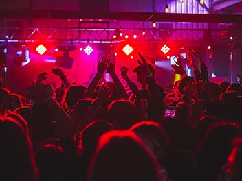 Menschen tanzen im Club