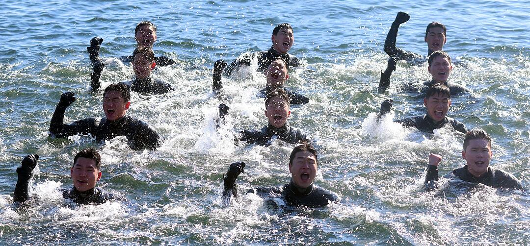 Winter&uuml;bung s&uuml;dkoreanischer Eliteeinheit f&uuml;r Seenotrettung
