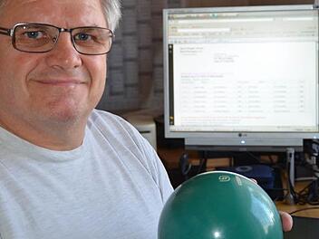 Mit Kugel und Computer: Dietmar Schmitt braucht als Vereinssportwart des SKV Bad Kissingen und Juniorentrainer für beide Sachen ein gutes Händchen. Foto: Jürgen Schmitt