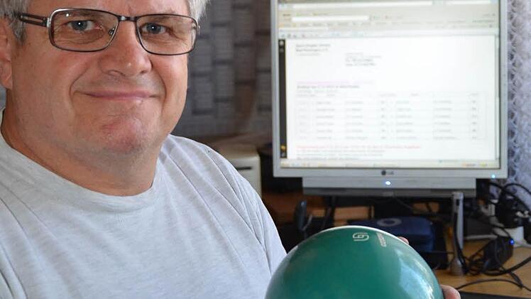 Mit Kugel und Computer: Dietmar Schmitt braucht als Vereinssportwart des SKV Bad Kissingen und Juniorentrainer für beide Sachen ein gutes Händchen. Foto: Jürgen Schmitt