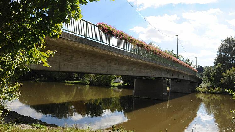 Die bestehende Franz-Fischer-Brücke bei Bug. Aus statischen Gründen ist sie nur noch halbseitig befahrbar.   Foto: Ronald RInklef