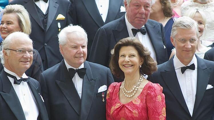 Prinz Andreas, eingerahmt vom schwedischen Königspaar; rechts der belgische Kropnprinz Philippe.