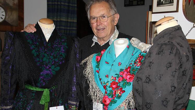Museumsdirektor Ingo Hafenecker ist fasziniert von der Detailfreude und all den liebevollen Stickereien und Applikationen, mit denen die Festtags-Gewänder der Menschen in Ebern und den umliegenden Dörfern im 19. und frühen 20. Jahrhundert gestaltet waren.  Foto: Eckehard Kiesewetter