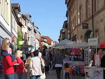 Großer Andrang: Viele Besucher lockt die Innenstadt vor allem bei Großveranstaltungen an, wie zum Beispiel dem Michaelsmarkt. Die Hammnelburger Geschäftsleute hoffen, auch an gewöhnlichen Tagen mehr Kunden ins Zentrum locken zu können.  Foto: Markus Reeh