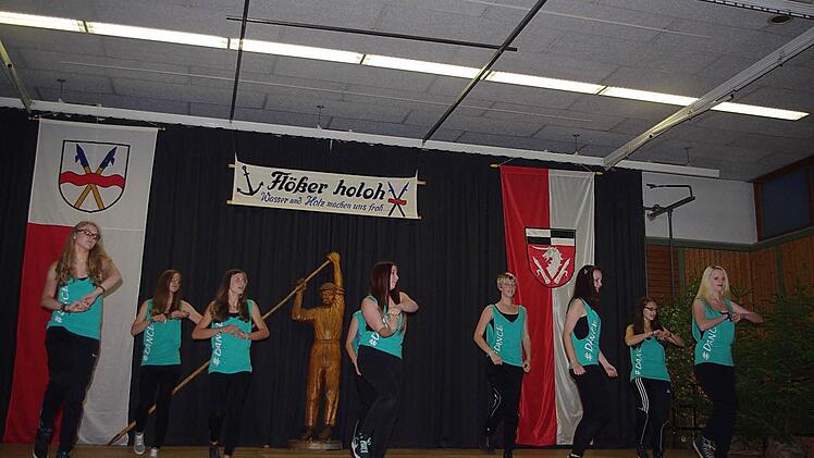 Verschiedene Altersgruppen der Aerobic Kids sowie der Hip-Hop-Dancers des TV Unterrodach zeigten temperamentvolle Tänze. Foto: Heike Schülein