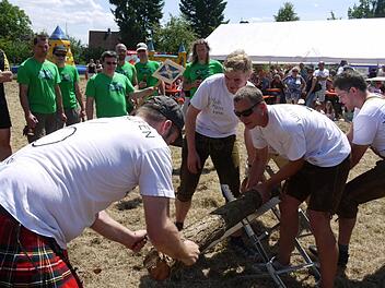 Baumstammschälen war nur eine der Disziplinen. Fotos: Pauline Lindner