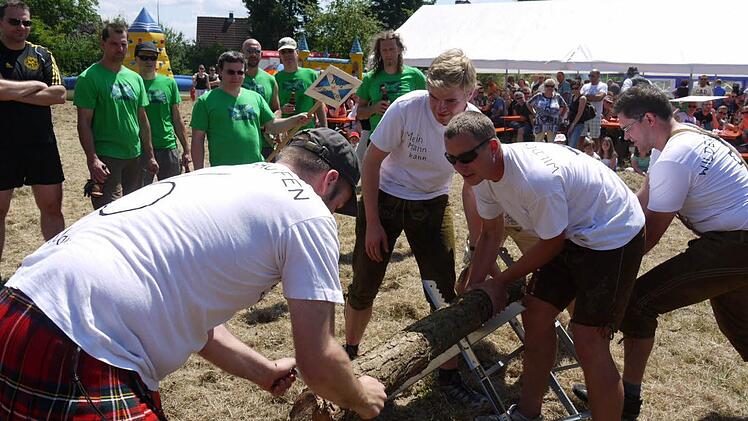 Baumstammschälen war nur eine der Disziplinen. Fotos: Pauline Lindner