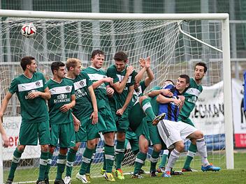 Die Mauer auf der Torlinie war machtlos. Der Ball schlug über die Köpfe der Neudrossenfelder hinweg im Netz ein zum 1:0 für die SpVgg SV Weiden. Den indirekten Freistoß hatte Christoph Hegenbart verwandelt. Foto: Eger
