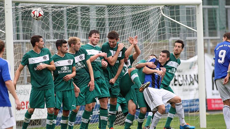 Die Mauer auf der Torlinie war machtlos. Der Ball schlug über die Köpfe der Neudrossenfelder hinweg im Netz ein zum 1:0 für die SpVgg SV Weiden. Den indirekten Freistoß hatte Christoph Hegenbart verwandelt. Foto: Eger