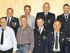 Die ausgezeichneten Feuerwehrleute mit Bürgermeister Thomas Sechser, Landrat Wilhelm Schneider (von links) sowie Kreisbrandinspektor Georg Pfrang und Kreisbrandrat Ralf Dressel (von rechts) Foto: Sabine Weinbeer