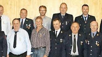 Die ausgezeichneten Feuerwehrleute mit Bürgermeister Thomas Sechser, Landrat Wilhelm Schneider (von links) sowie Kreisbrandinspektor Georg Pfrang und Kreisbrandrat Ralf Dressel (von rechts) Foto: Sabine Weinbeer
