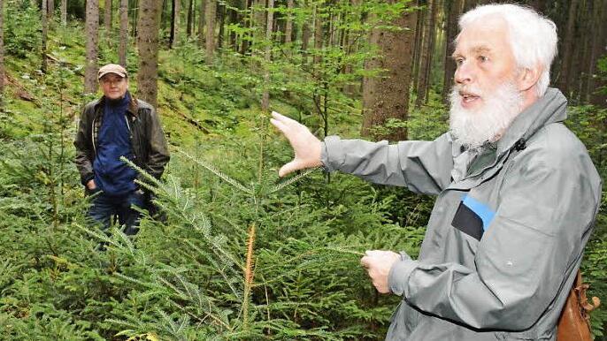 Forstdirektor Franz Eder (rechts) wird in den Ruhestand gehen. Mit auf dem Bild ist Revierförster Wolfgang Meiners  Foto: Gerhard Schmidt