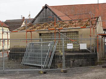 Das Dach des Gebäudes ist bereits weg. Foto: Arkadius Guzy
