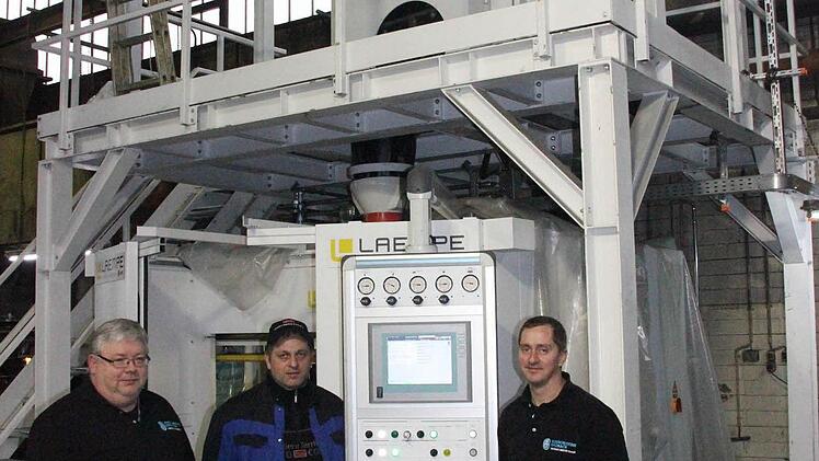Geschäftsführer Stefan Eber, Produktionsleiter Thomas Thierauf und technischer Betriebsleiter Alexander Weimer vor der neuen Kernschießmaschine  Foto: Friedwald Schedel
