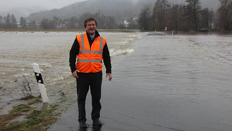 Bürgermeister Laschka an der überfluteten Straße  Foto: Friedwald Schedel