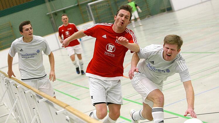 Spiel um Platz 3: Stefan Knaus-Bierbaum von der Firma Töpfer (Mitte) setzt sich gegen Andraes Reinhardt (Glen Dimplex) durch. Foto Monika Limmer