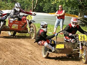 Akrobatik ist auf den Seitenwagen in jeder Kurve gefragt. Im Bild mit der Nummer 55 hinten Christian Köhler und Roby Belß.  Fotos: Günther Geiling