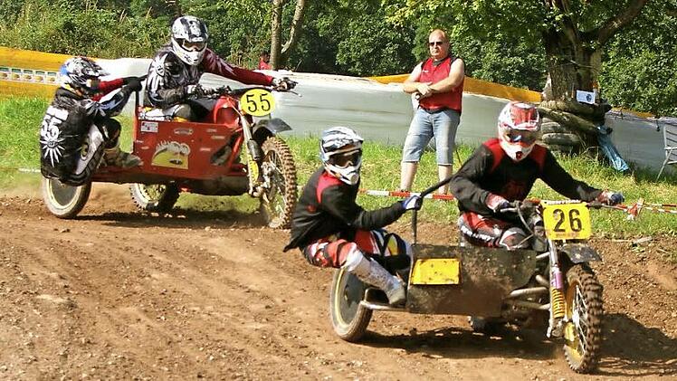 Akrobatik ist auf den Seitenwagen in jeder Kurve gefragt. Im Bild mit der Nummer 55 hinten Christian Köhler und Roby Belß.  Fotos: Günther Geiling