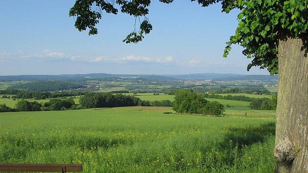 Herrliche Ausblicke auf die fr&auml;nkische Landschaft bieten sich unterhalb von Degendorf. Foto: G&uuml;nter Reinlein