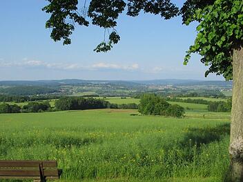 Herrliche Ausblicke auf die fränkische Landschaft bieten sich unterhalb von Degendorf. Foto: Günter Reinlein