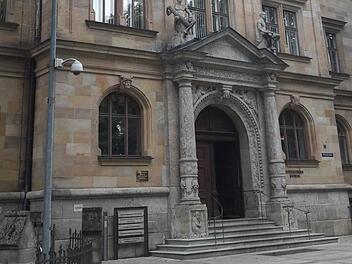 Im Landgericht Bamberg wurde der 31-Jährige schuldig gesprochen. Seine Strafe wird er wohl in Bayreuth absitzen.
