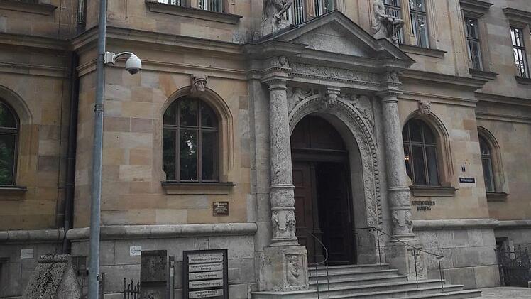 Im Landgericht Bamberg wurde der 31-Jährige schuldig gesprochen. Seine Strafe wird er wohl in Bayreuth absitzen.