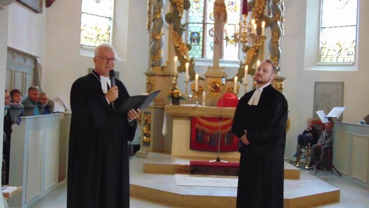Bischof Stefan Ark  Nitsche und David Vogt beim Ja-Sagen Foto: Petra Malbrich