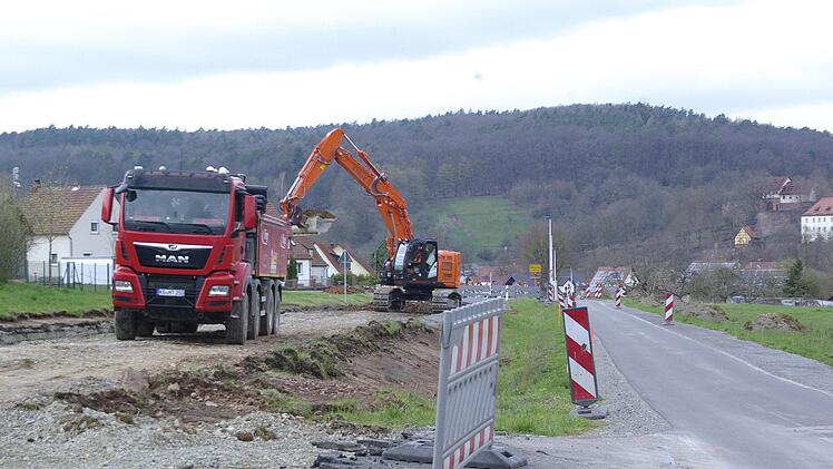 Die Staatsstraße 2290 wird zwischen Aura und Euerdorf erneuert, Autufahrer müssen auf den Fahrrad- und Landwirtschaftsweg ausweichen.    Winfried Ehling