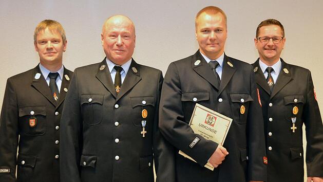 Vorsitzender und Kommandant der Freiwilligen Feuerwehr Waldfenster ehrten gemeinsam langj&auml;hrige aktive Mitglieder - einige lie&szlig;en sich entschuldigen. Auf unserem Foto (von links) Kommandant Thomas Straub, Martin Schlereth, Steffen Schade und 1. Vorsitzender Roland Schlereth.  Foto: Peter Rauch