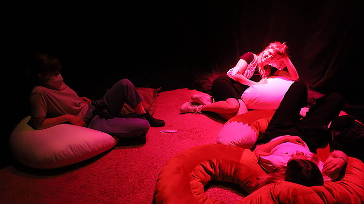 Nürnberg: Kindertheater Pfütze mit Parcours zum Thema Menstruation